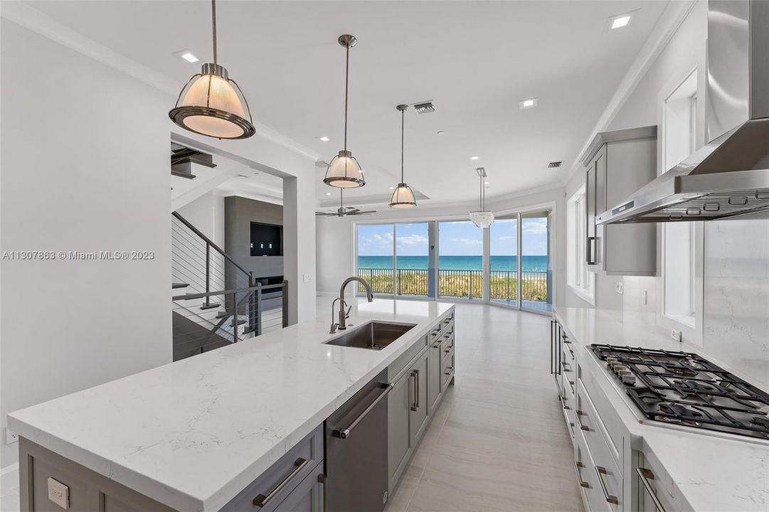 Recently Sold: $3,395,000 (4 beds, 5 baths, 3746 Square Feet)