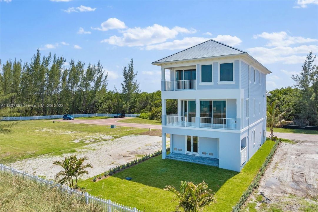 Vendido Recientemente: $3,395,000 (4 camas, 5 baños, 3746 Pies cuadrados)