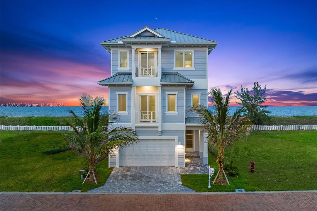 Recently Sold: $3,395,000 (4 beds, 5 baths, 3746 Square Feet)