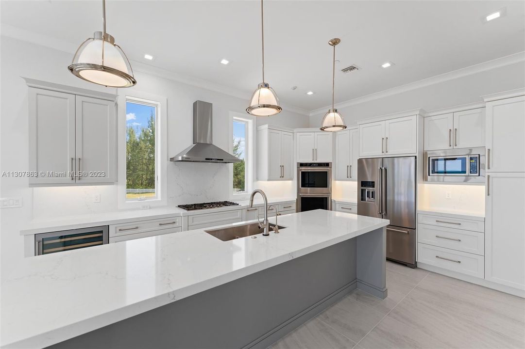 Recently Sold: $3,395,000 (4 beds, 5 baths, 3746 Square Feet)