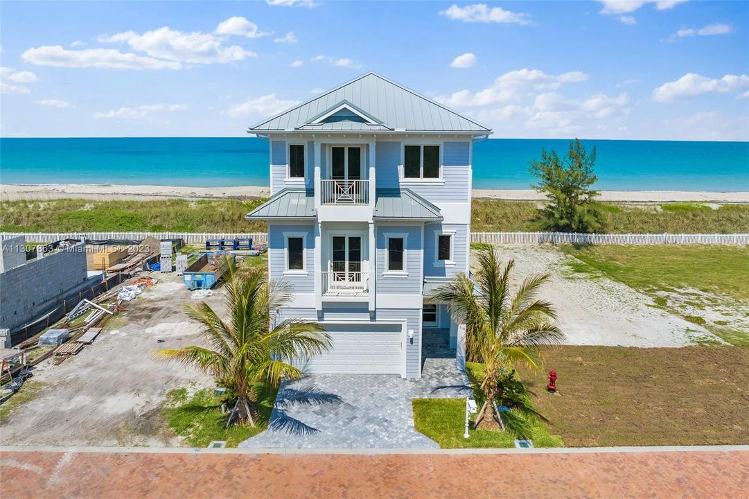 Recently Sold: $3,395,000 (4 beds, 5 baths, 3746 Square Feet)