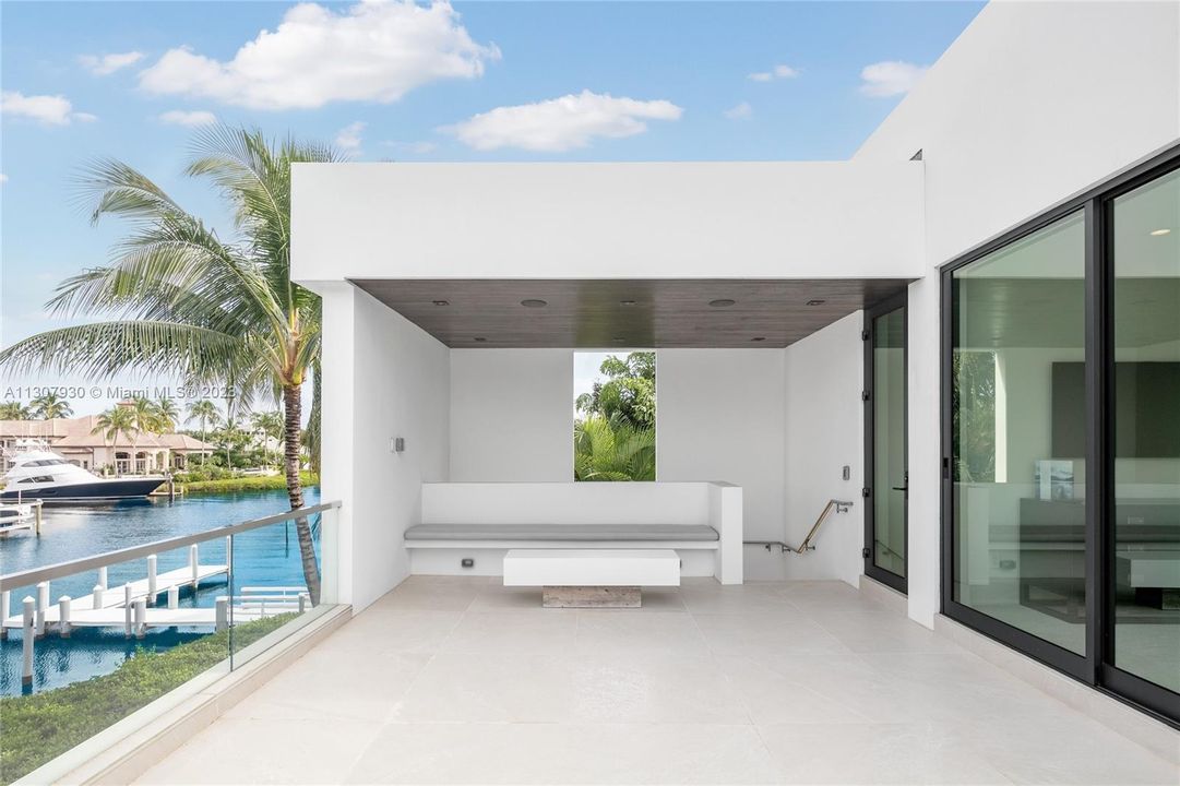 Recently Sold: $18,500,000 (5 beds, 6 baths, 6804 Square Feet)