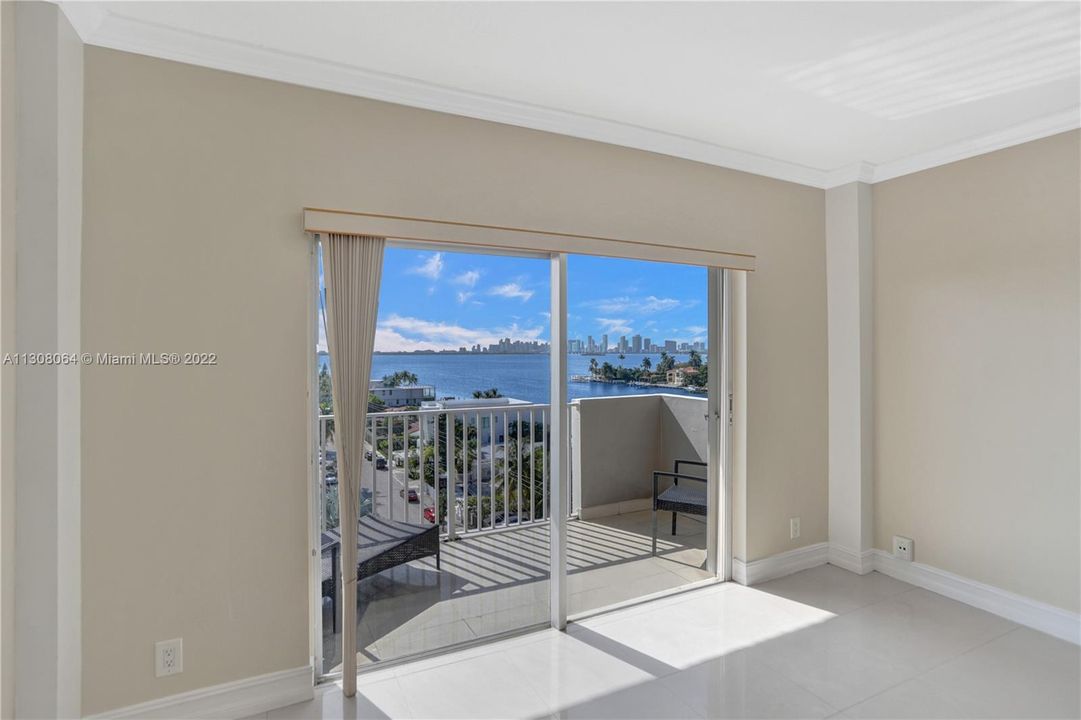 Recently Sold: $275,000 (1 beds, 1 baths, 817 Square Feet)