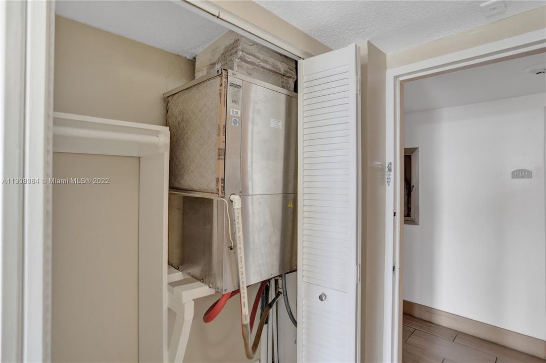 Recently Sold: $275,000 (1 beds, 1 baths, 817 Square Feet)