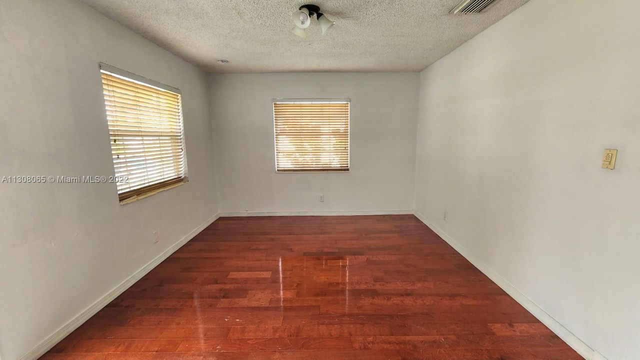 Recently Rented: $2,500 (3 beds, 1 baths, 1040 Square Feet)