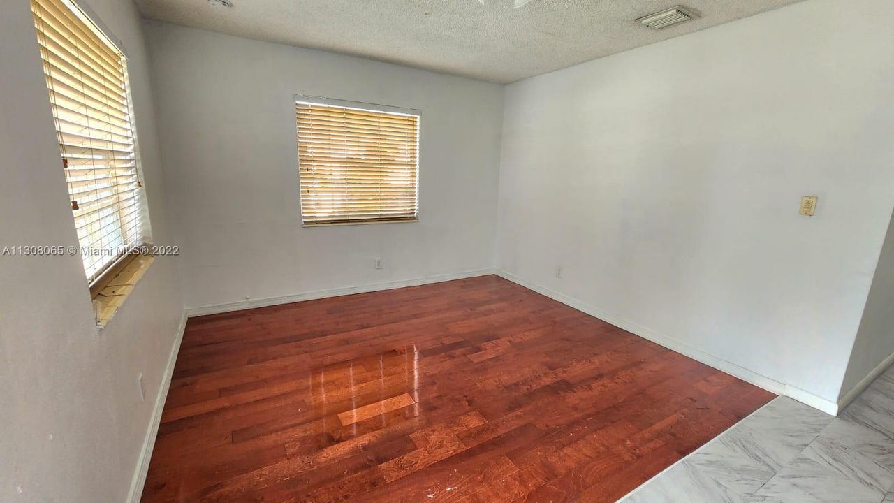 Recently Rented: $2,500 (3 beds, 1 baths, 1040 Square Feet)