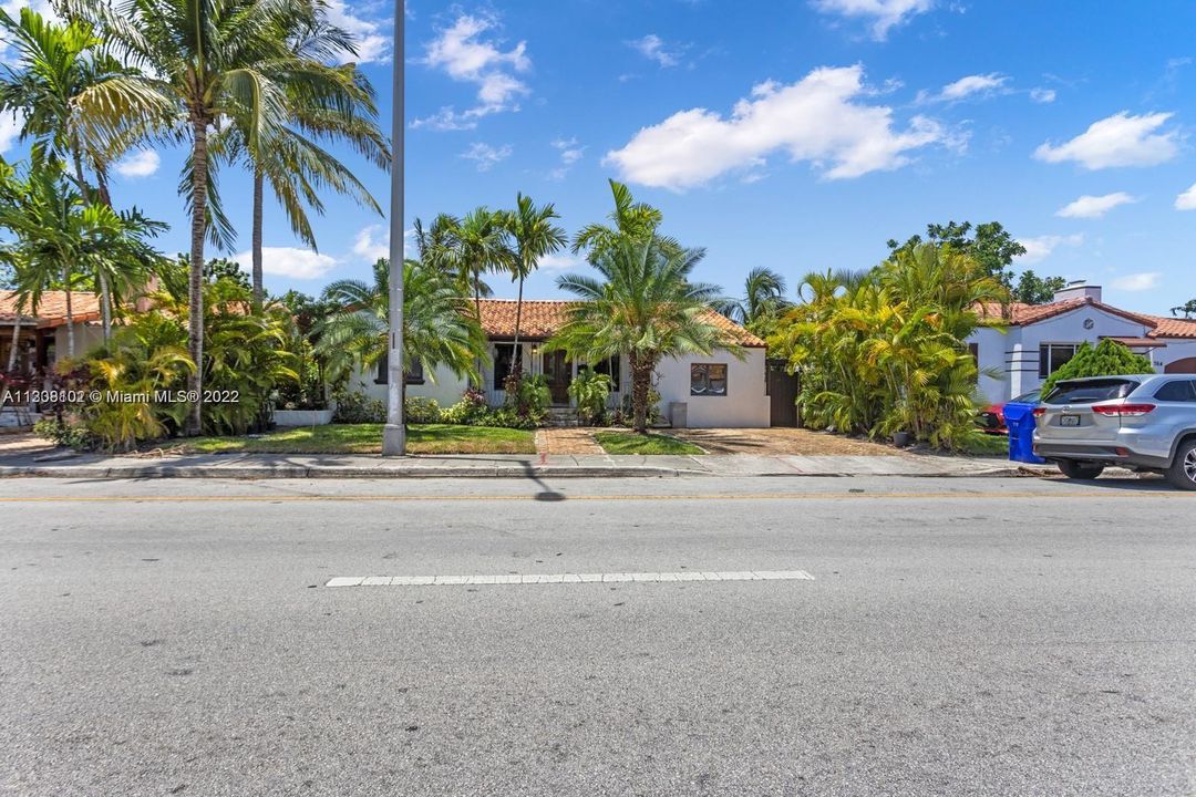Recently Sold: $860,000 (4 beds, 2 baths, 1437 Square Feet)