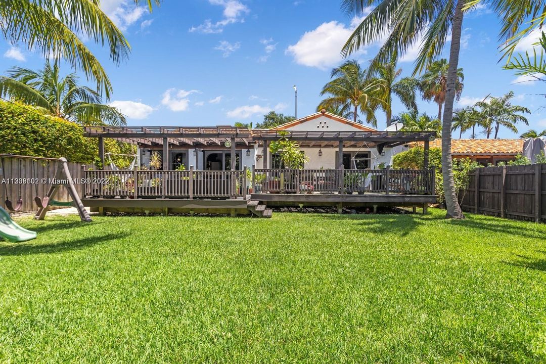 Recently Sold: $860,000 (4 beds, 2 baths, 1437 Square Feet)