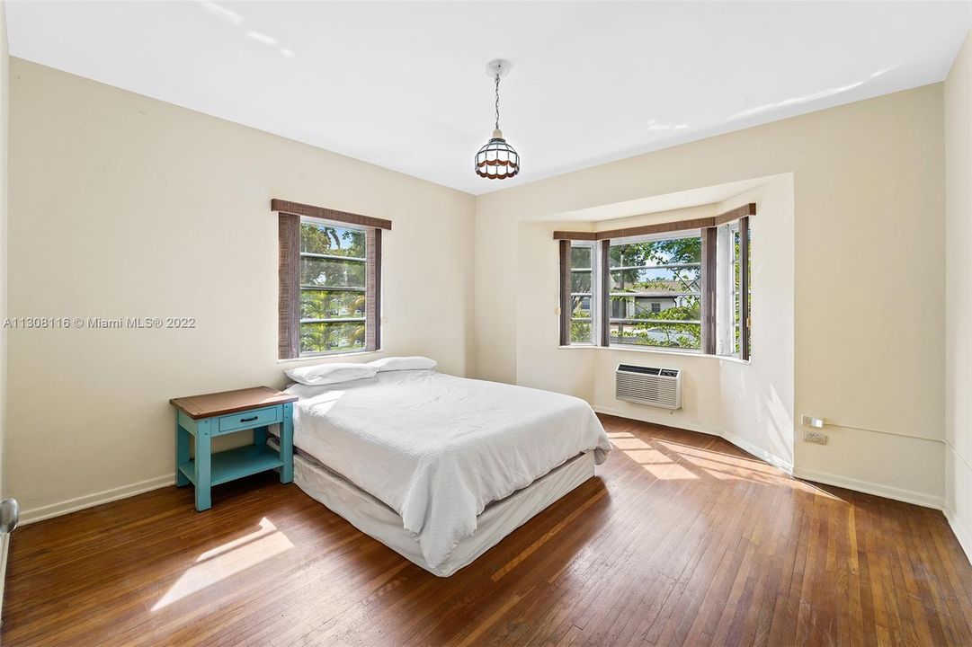 For Sale: $1,100,000 (3 beds, 2 baths, 1726 Square Feet)