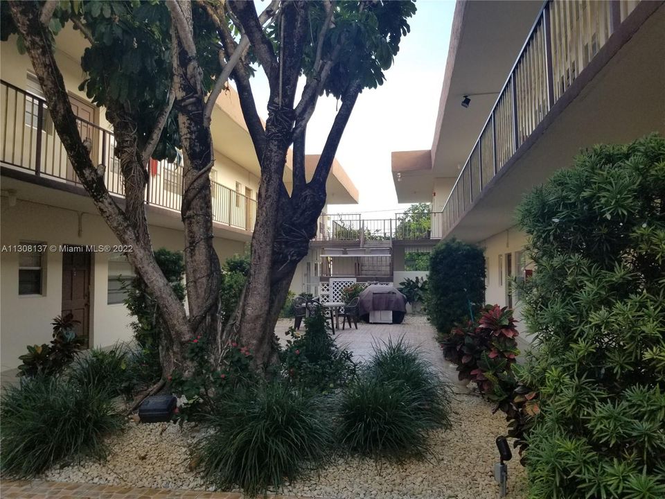 Recently Sold: $160,000 (1 beds, 1 baths, 561 Square Feet)