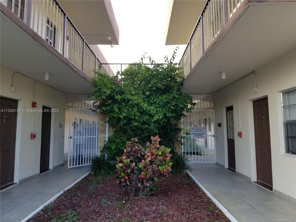 Recently Sold: $160,000 (1 beds, 1 baths, 561 Square Feet)