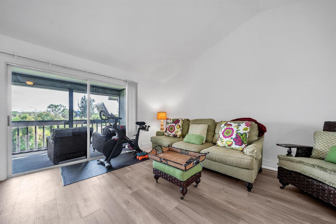 Recently Rented: $1,995 (2 beds, 2 baths, 889 Square Feet)