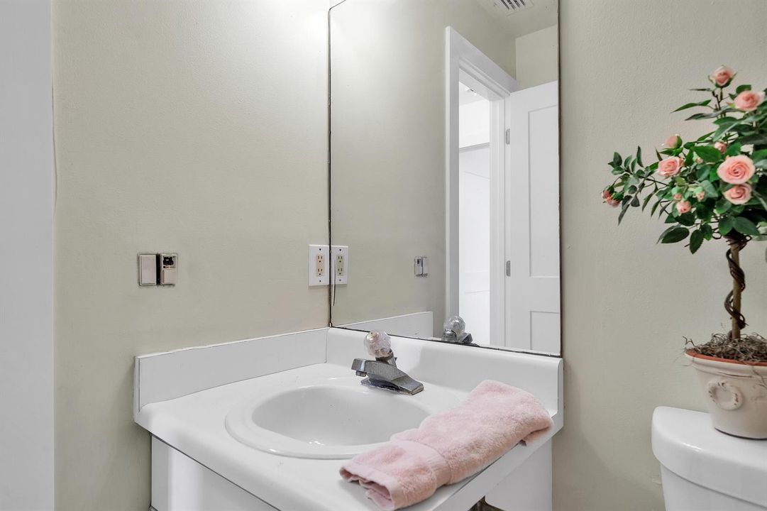 Recently Rented: $1,995 (2 beds, 2 baths, 889 Square Feet)