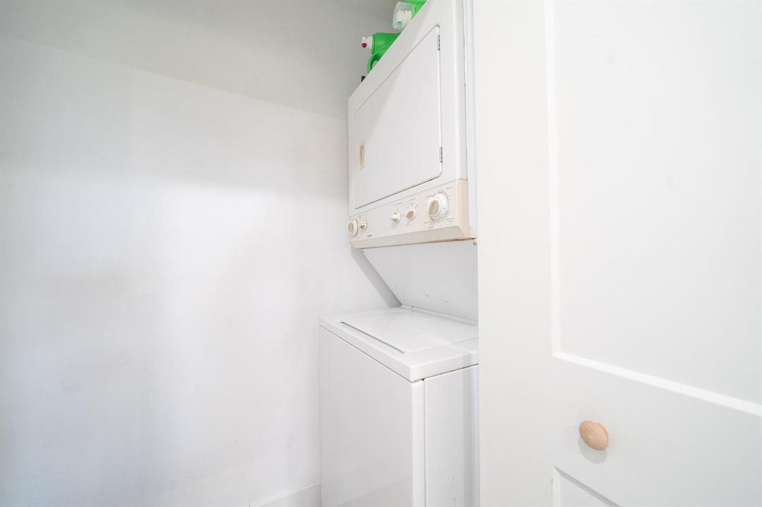 Recently Rented: $1,995 (2 beds, 2 baths, 889 Square Feet)
