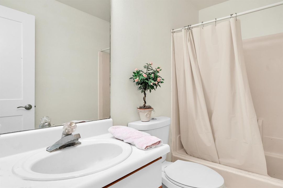 Recently Rented: $1,995 (2 beds, 2 baths, 889 Square Feet)
