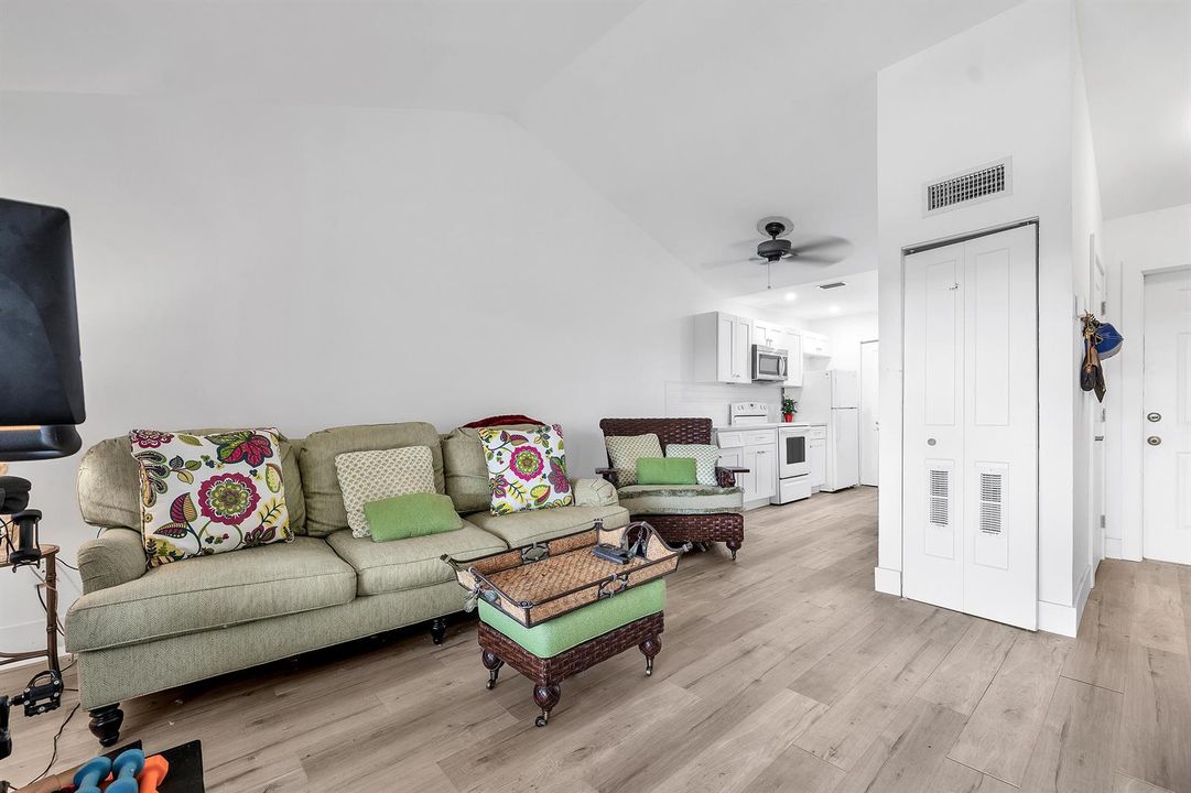 Recently Rented: $1,995 (2 beds, 2 baths, 889 Square Feet)