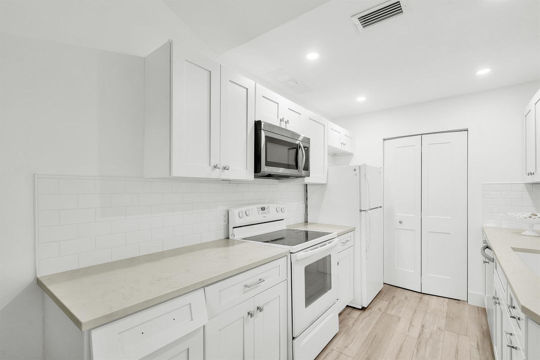 Recently Rented: $1,995 (2 beds, 2 baths, 889 Square Feet)