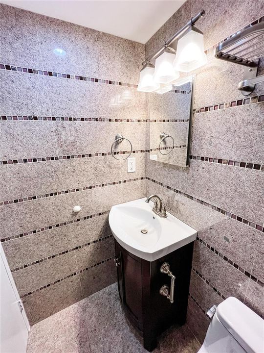 最近租的: $3,000 (1 贝兹, 2 浴室, 927 平方英尺)
