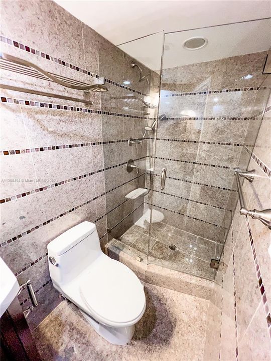 最近租的: $3,000 (1 贝兹, 2 浴室, 927 平方英尺)