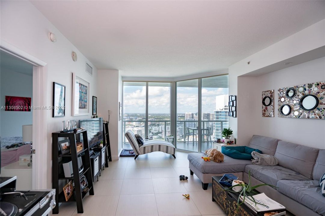 Active With Contract: $475,000 (1 beds, 1 baths, 867 Square Feet)