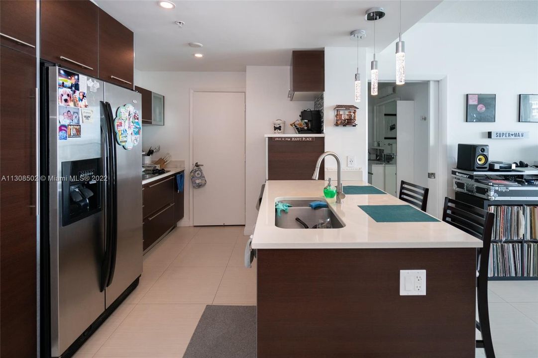 Active With Contract: $475,000 (1 beds, 1 baths, 867 Square Feet)