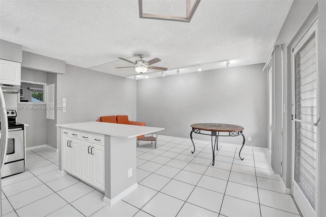 Recently Sold: $139,900 (1 beds, 1 baths, 567 Square Feet)