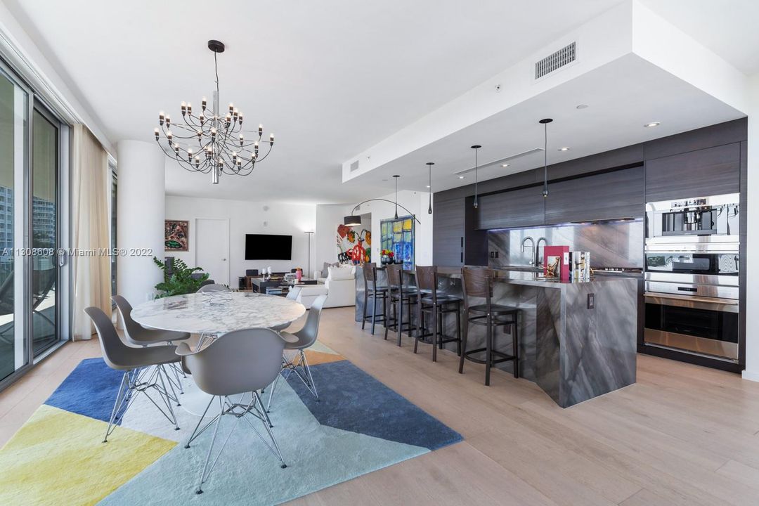 Active With Contract: $5,995,000 (5 beds, 5 baths, 3041 Square Feet)