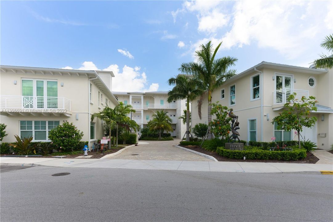 Recently Sold: $1,995,000 (3 beds, 3 baths, 2618 Square Feet)