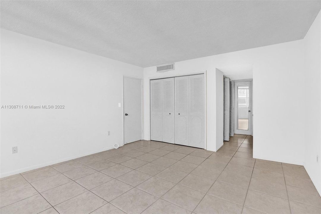 Recently Sold: $300,000 (1 beds, 1 baths, 867 Square Feet)
