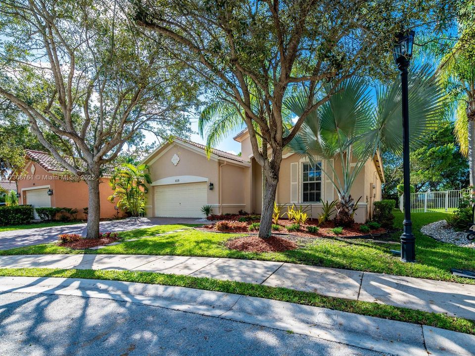 Recently Sold: $850,000 (4 beds, 3 baths, 2476 Square Feet)