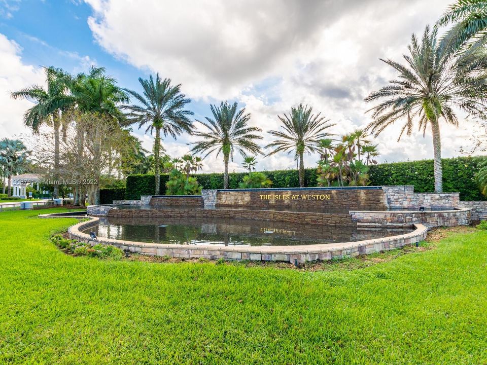 Recently Sold: $850,000 (4 beds, 3 baths, 2476 Square Feet)