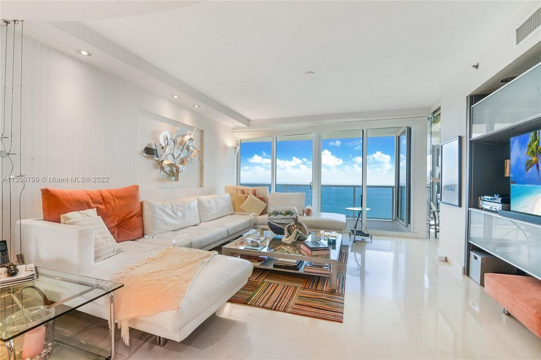 Recently Sold: $1,950,000 (3 beds, 4 baths, 2440 Square Feet)