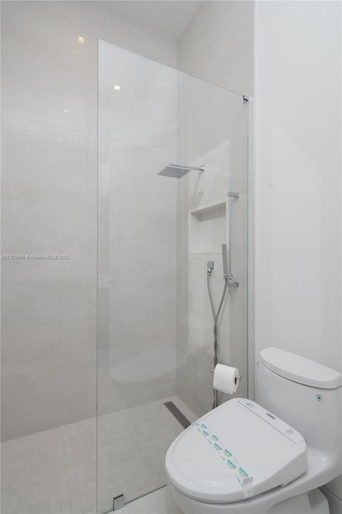 En-suite bathroom 1