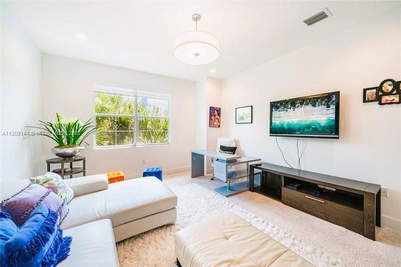 Recently Sold: $1,498,000 (6 beds, 5 baths, 3592 Square Feet)