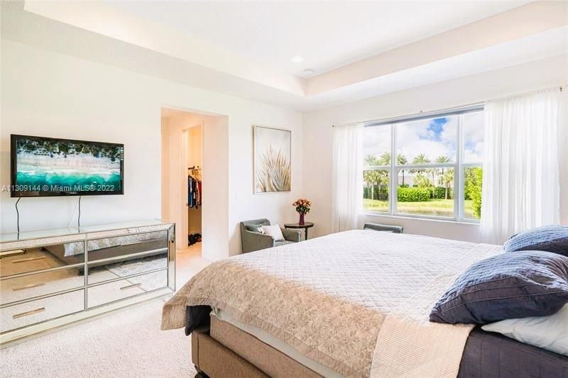 Recently Sold: $1,498,000 (6 beds, 5 baths, 3592 Square Feet)