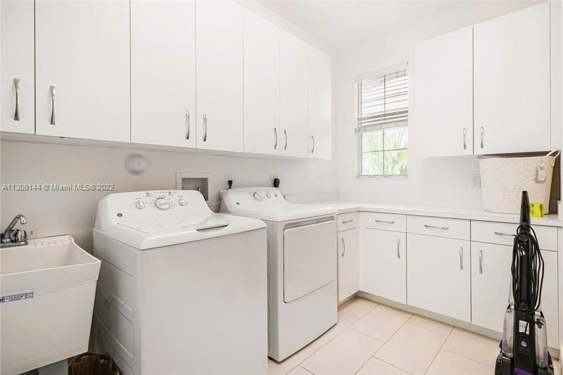 Recently Sold: $1,498,000 (6 beds, 5 baths, 3592 Square Feet)