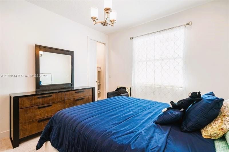 Recently Sold: $1,498,000 (6 beds, 5 baths, 3592 Square Feet)