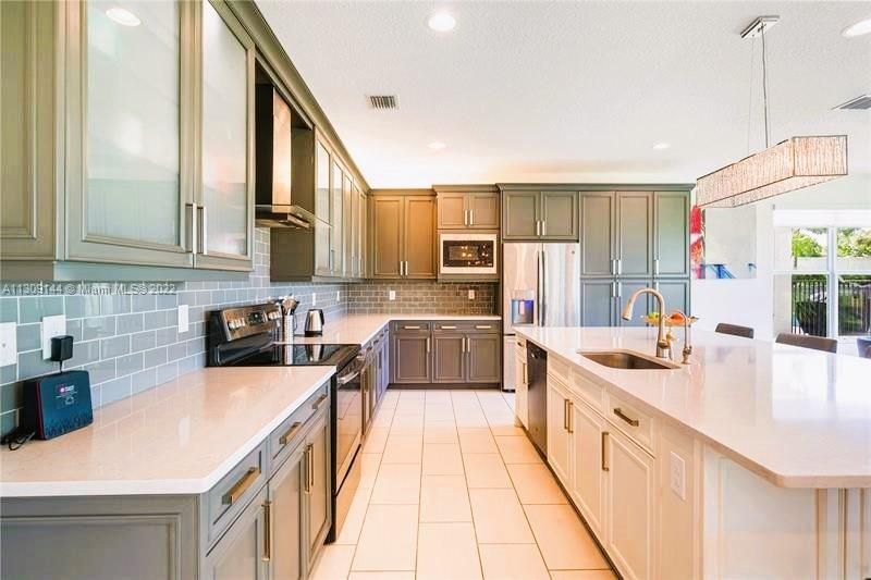 Recently Sold: $1,498,000 (6 beds, 5 baths, 3592 Square Feet)