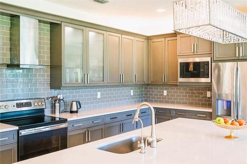 Recently Sold: $1,498,000 (6 beds, 5 baths, 3592 Square Feet)