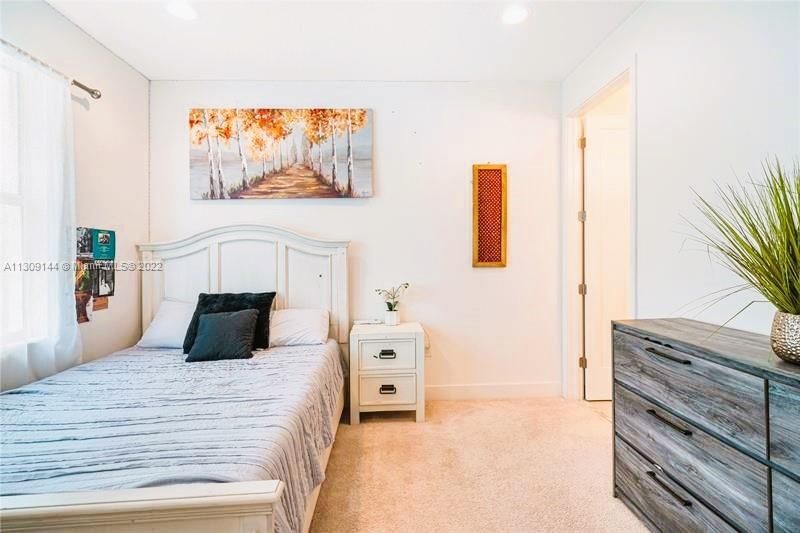 Recently Sold: $1,498,000 (6 beds, 5 baths, 3592 Square Feet)