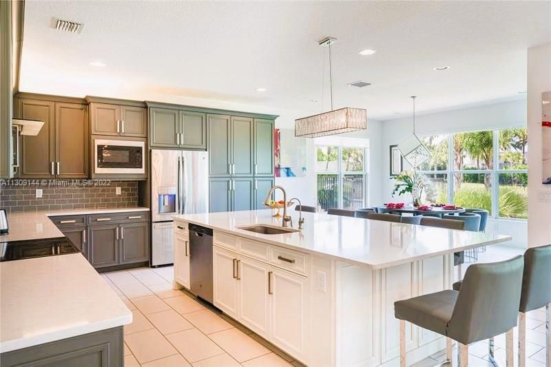 Recently Sold: $1,498,000 (6 beds, 5 baths, 3592 Square Feet)