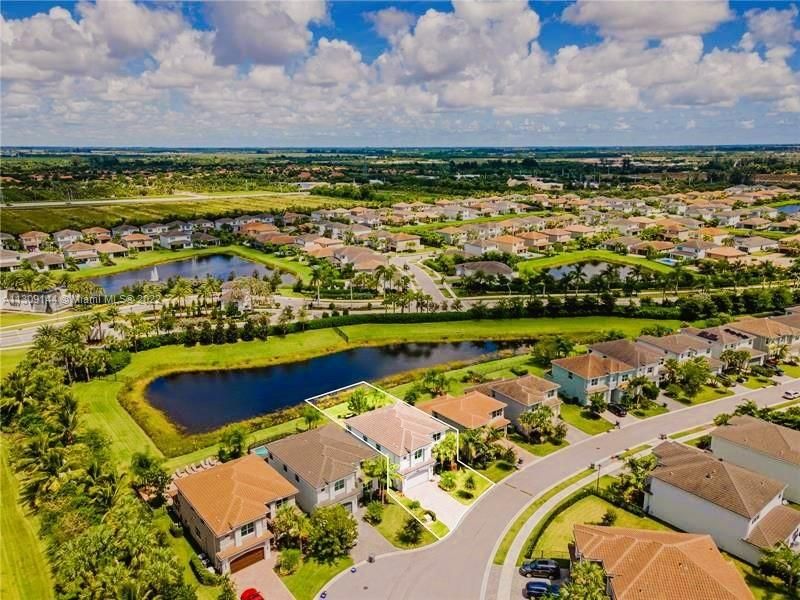 Recently Sold: $1,498,000 (6 beds, 5 baths, 3592 Square Feet)