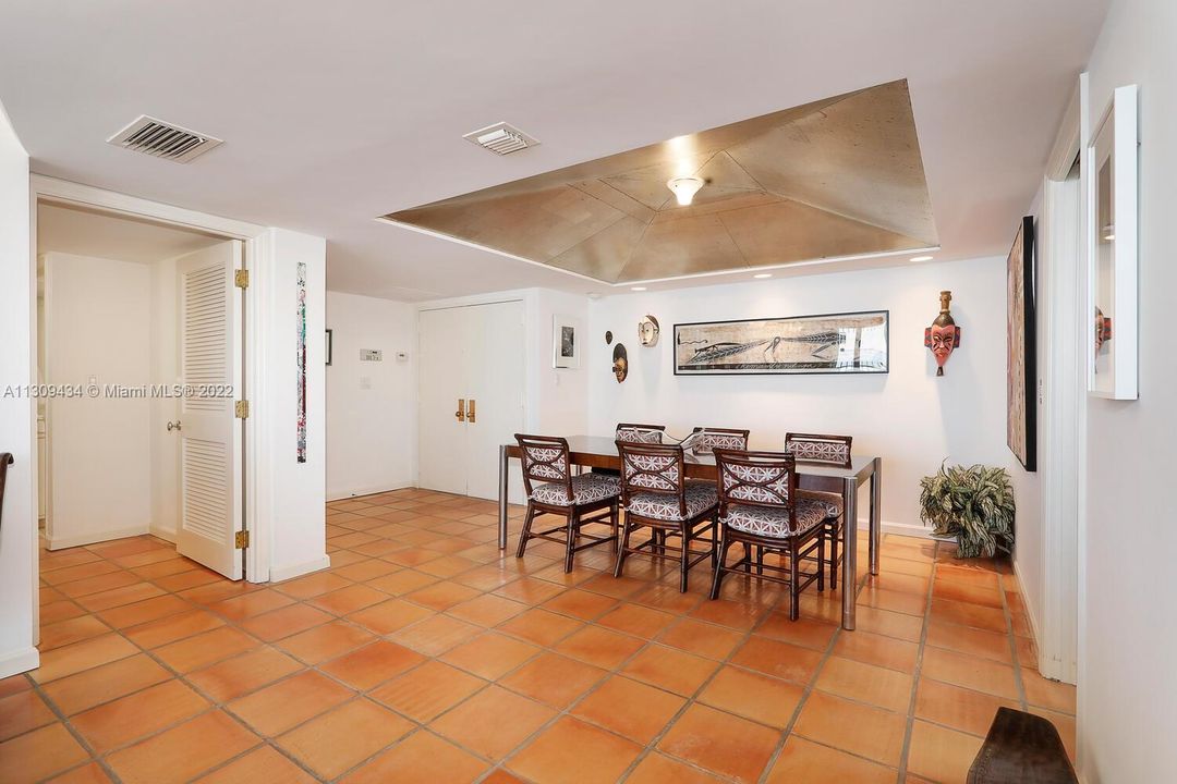 Recently Sold: $950,000 (2 beds, 2 baths, 1882 Square Feet)