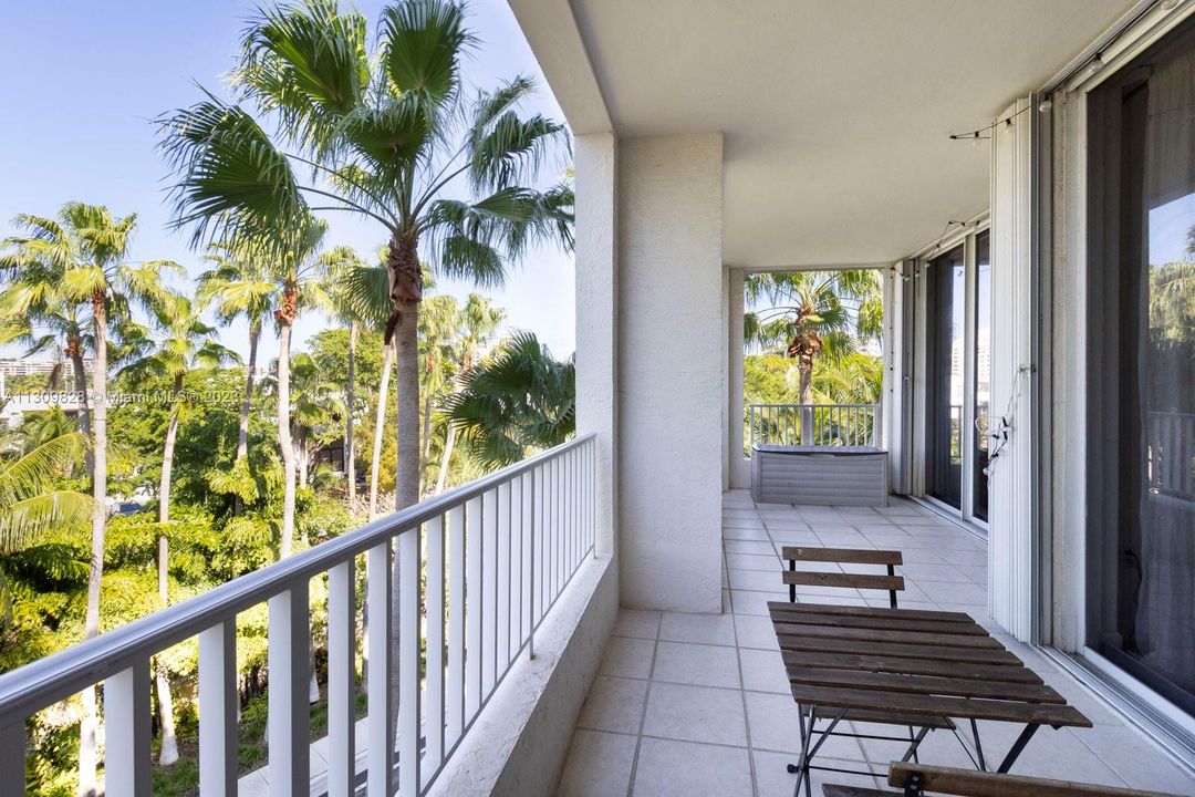 Recently Sold: $1,650,000 (2 beds, 2 baths, 1700 Square Feet)