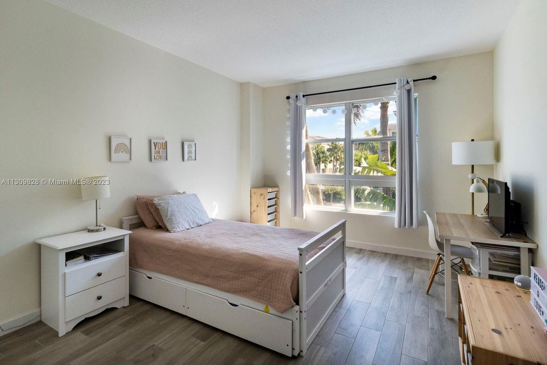 Recently Sold: $1,650,000 (2 beds, 2 baths, 1700 Square Feet)