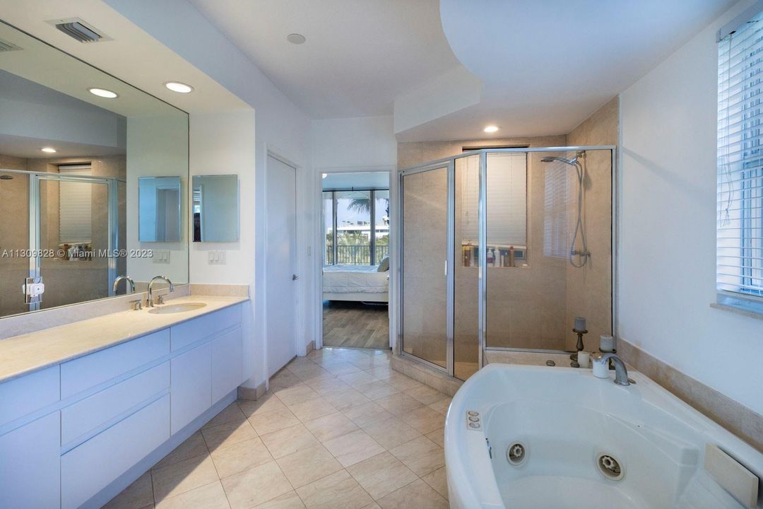 Recently Sold: $1,650,000 (2 beds, 2 baths, 1700 Square Feet)