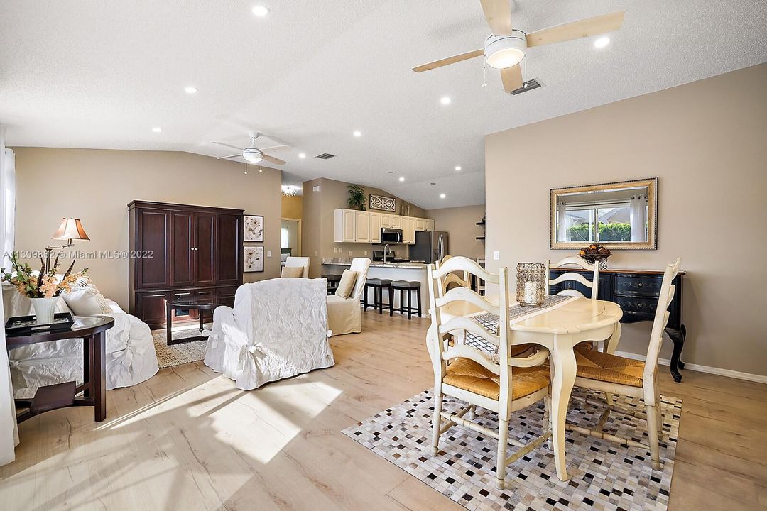Недавно продано: $339,999 (2 спален, 2 ванн, 0 Квадратных фут)