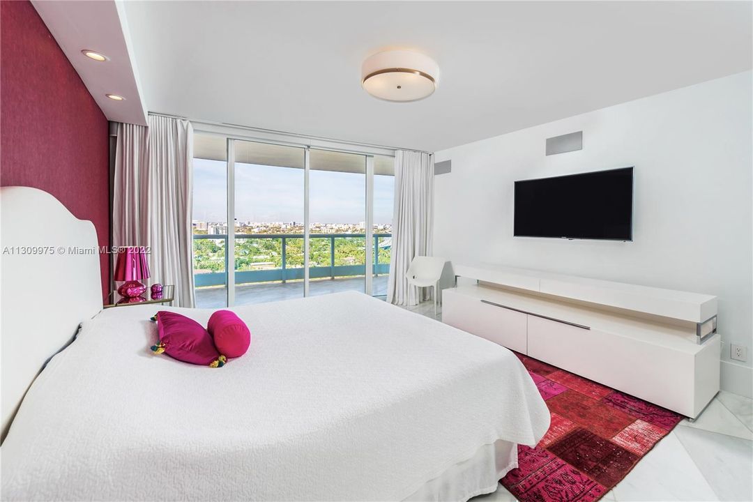 Recently Sold: $1,850,000 (2 beds, 2 baths, 2070 Square Feet)