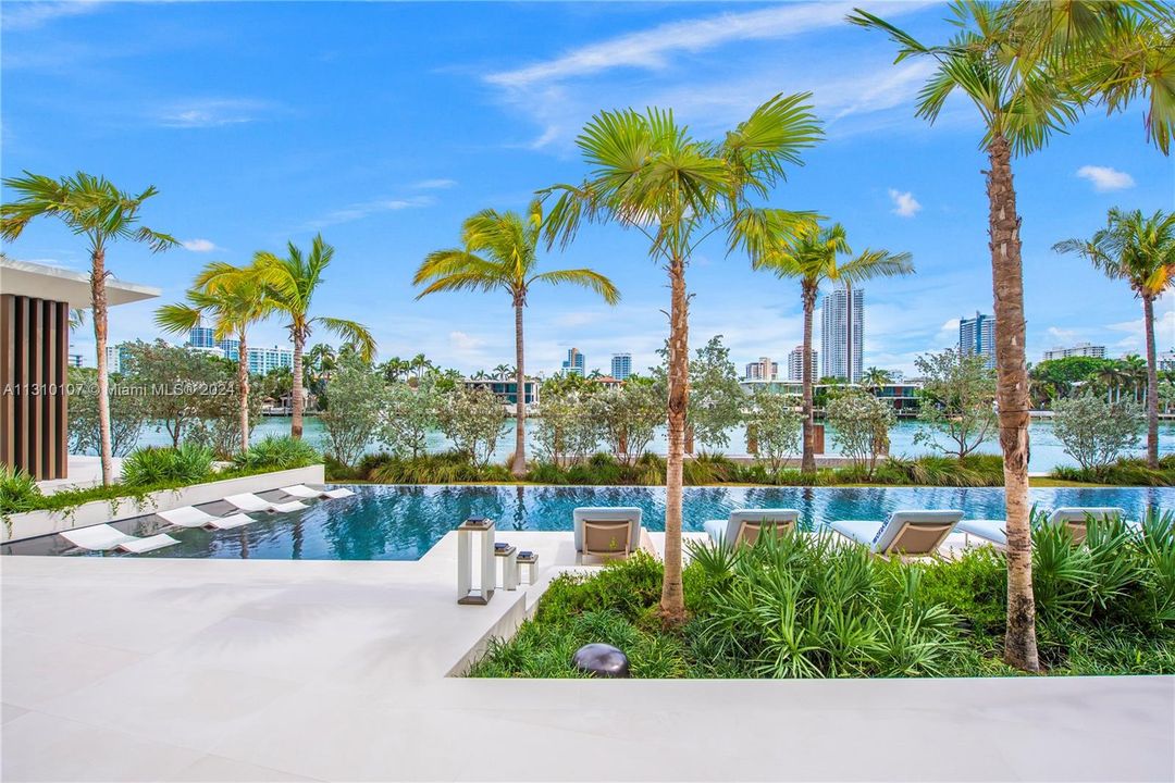 Active With Contract: $67,000,000 (7 beds, 10 baths, 12807 Square Feet)