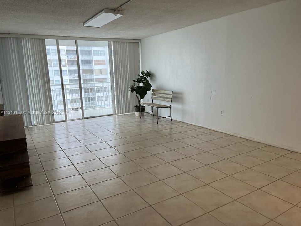 Recently Sold: $250,000 (1 beds, 1 baths, 1005 Square Feet)